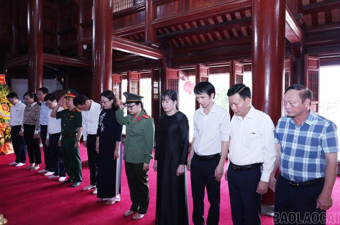 Đoàn công tác của tỉnh dành phút mặc niệm.