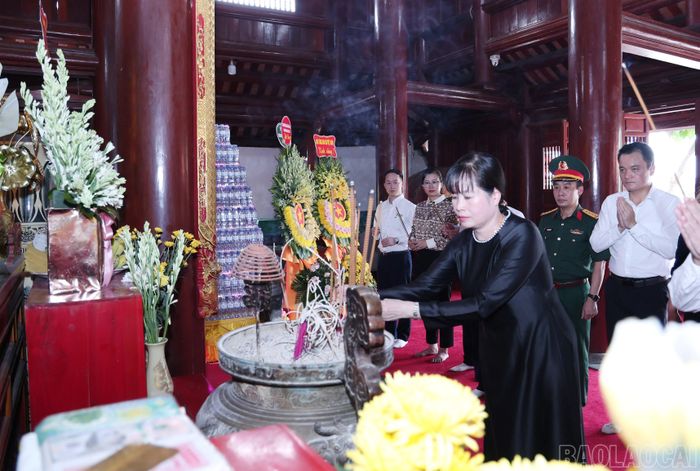 Đồng chí Giàng Thị Dung - Phó Bí thư Tỉnh ủy, Trưởng Đoàn đại biểu Quốc hội tỉnh cùng đoàn công tác của tỉnh dâng hương tưởng nhớ công lao của Chủ tịch Hồ Chí Minh vĩ đại và các Anh hùng liệt sĩ.