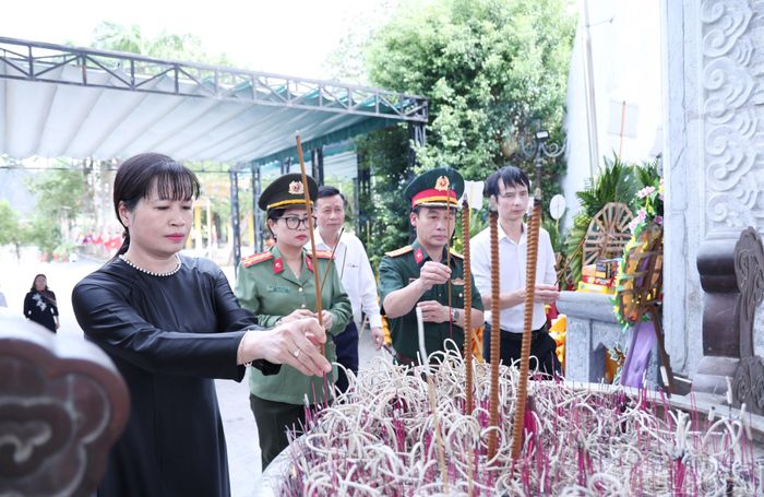 Đoàn công tác dâng hương tại Đài tưởng niệm các Anh hùng liệt sĩ, Nghĩa trang Quốc tế Việt - Lào.