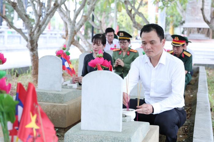 Đồng chí Giàng Quốc Hưng - Ủy viên Ban Thường vụ Tỉnh ủy, Phó Chủ tịch UBND tỉnh thắp hương các phần mộ liệt sĩ tại Nghĩa trang Quốc tế Việt - Lào.