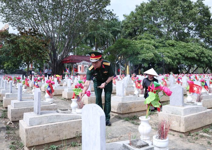 Các thành viên Đoàn công tác của tỉnh thắp hương các phần mộ liệt sĩ tại Nghĩa trang Quốc tế Việt - Lào.