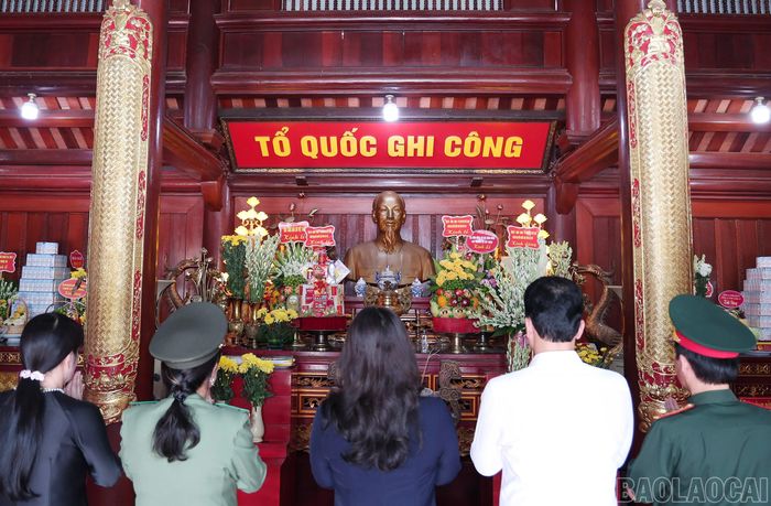 Quang cảnh lễ dâng hương, dângq hoa tại Đài tưởng niệm Bác Hồ và các Anh hùng liệt sĩ.