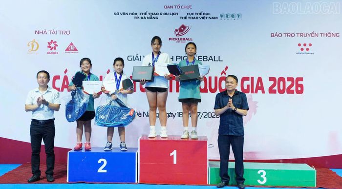 Ban tổ chức trao huy chương Vàng cho cặp vận động viên Lương Thanh Trúc - Nguyễn Ngọc Anh và huy chương Bạc cho cặp vận động viên Nguyễn Thảo Anh - Nguyễn Hải Khánh Ngọc.