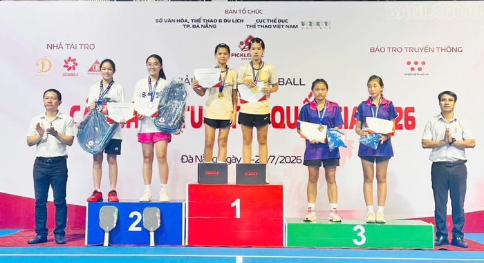 Ban tổ chức trao huy chương Bạc đôi nữ U14 cho Nguyễn Vân Nhi và Trần Khánh An