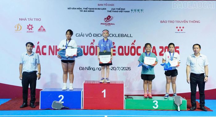 Ban tổ chức trao huy chương Bạc cho Lương Thanh Trúc, giải Ba cho Nguyễn Thảo Anh và Nguyễn Hải Khánh Ngọc.