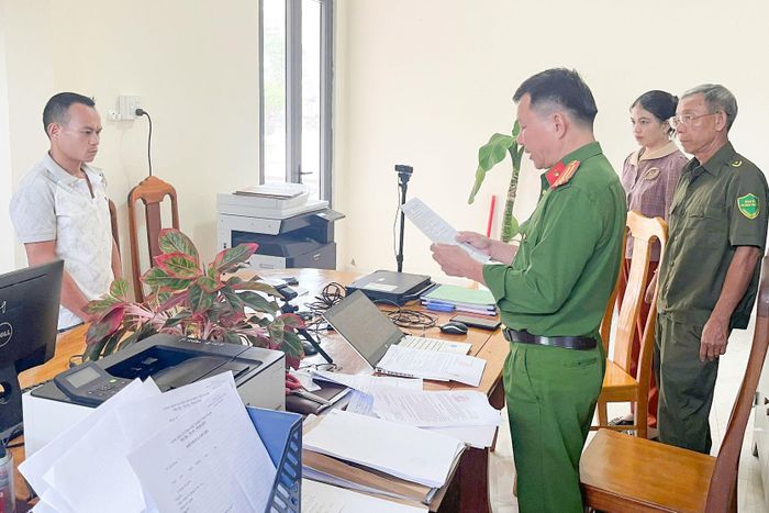 Điều tra viên tống đạt các quyết định tố tụng đối với bị can Vi Văn Hoàng