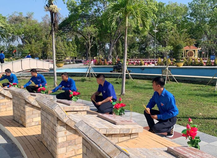 Đoàn viên thanh niên viếng nghĩa trang