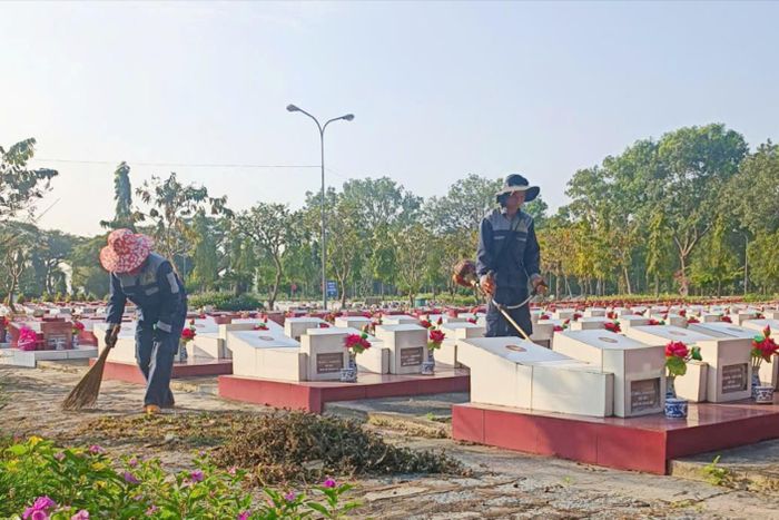 Nhân viên quét dọn nghĩa trang