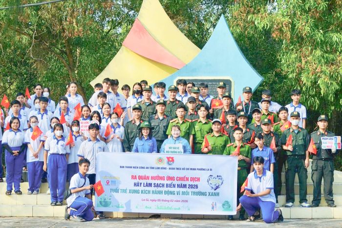 Ra quân hưởng ứng chiến dịch “Hãy làm sạch biển năm 2026” tại phường La Gi