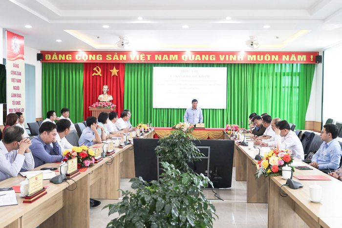 Đồng chí Y Thanh Hà Niê Kđăm - Ủy viên Ban Chấp hành Trung ương Đảng, Bí thư Tỉnh ủy, Trưởng Đoàn đại biểu Quốc hội khóa XVI tỉnh Lâm Đồng trong một buổi làm việc với Ban Thường vụ Đảng ủy phường 1 Bảo Lộc