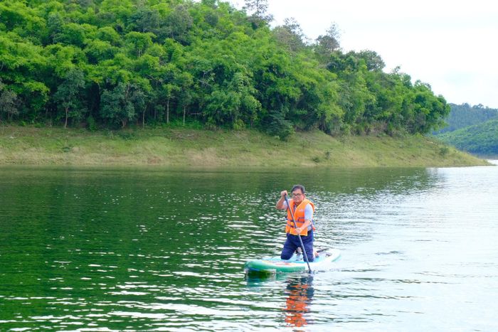 Du khách trải nghiệm chèo thuyền kayak trên hồ Tà Đùng. Ảnh tư liệu