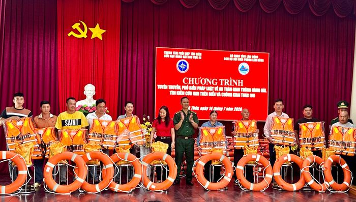 Tại chương trình tuyên truyền về an toàn giao thông hàng hải vừa tổ chức tại Phú Thủy, lực lượng biên phòng trao tặng nhiều phần quà đến ngư dân.