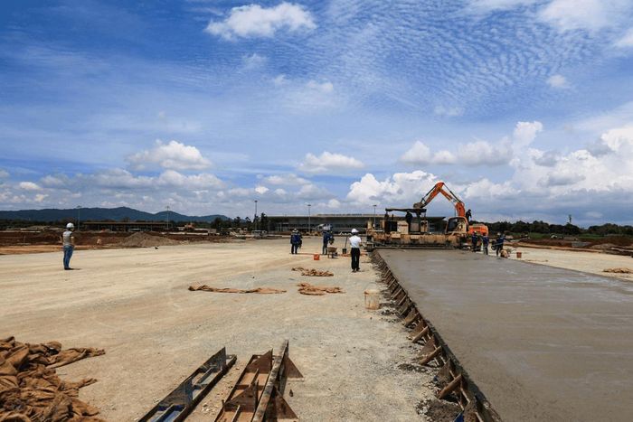 Đường lăn sân bay đang được thi công. Ảnh: Báo Lâm Đồng