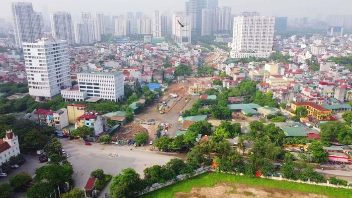 Tuyến đường được quy hoạch với mặt cắt ngang rộng 40-50 m, chia thành 13 đoạn. Trong ảnh là đoạn từ đường Nguyễn Hoàng Tôn đến KĐT Ngoại giao đoàn.
