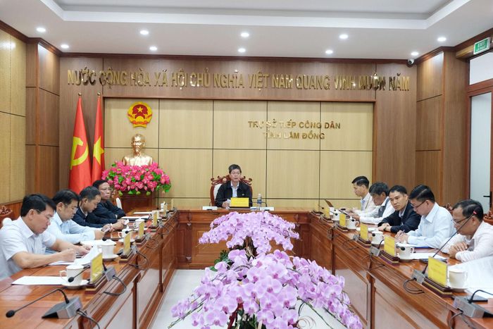 Quang cảnh buổi làm việc