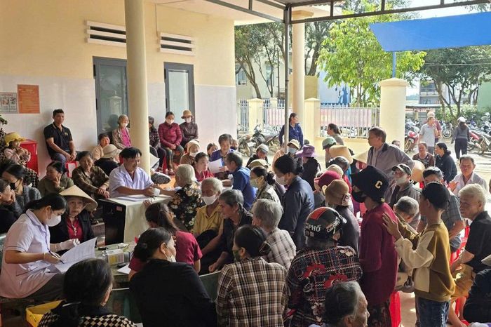 Người cao tuổi đến kiểm tra sức khỏe tại Trạm Y tế xã Thuận An