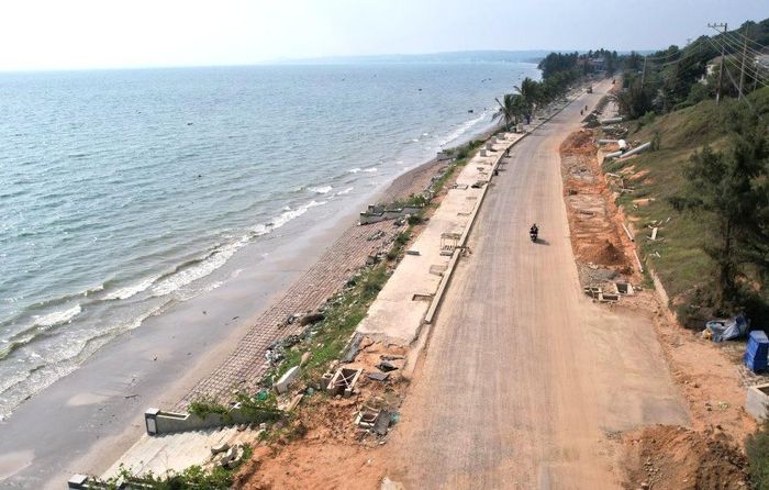 Một đoạn trong dự án Sửa chữa, nâng cấp tuyến đường ven biển Nguyễn Đình Chiểu - Huỳnh Thúc Kháng. Công trình khi hoàn thành sẽ góp phần xây dựng diện mạo đô thị văn minh, hiện đại