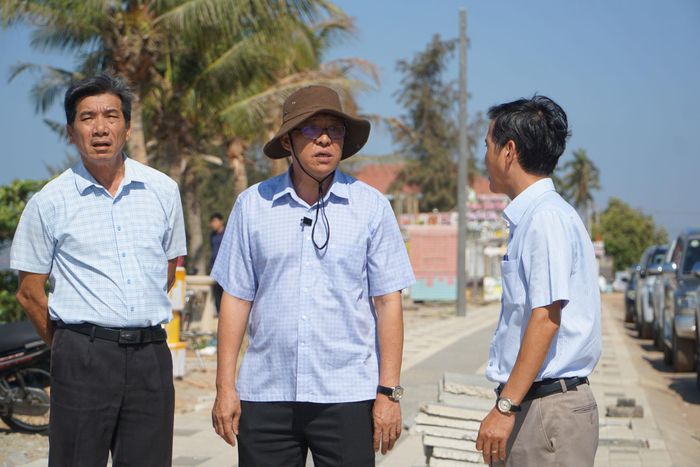 Tỉnh ủy viên, Phó Chủ tịch UBND tỉnh Lâm Đồng Nguyễn Minh (giữa) nghe báo cáo và chỉ đạo đẩy nhanh tiến độ khi kiểm tra thực địa dự án ửa chữa, nâng cấp đường Nguyễn Đình Chiểu - Huỳnh Thúc Kháng