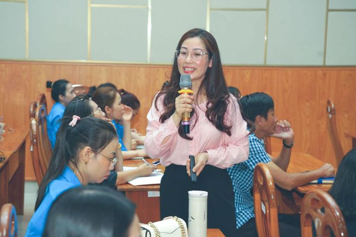 Bà Luyện Thị Bích Hồng, Phó Trưởng Ban Công tác phụ nữ tỉnh truyền đạt tại lớp tập huấn