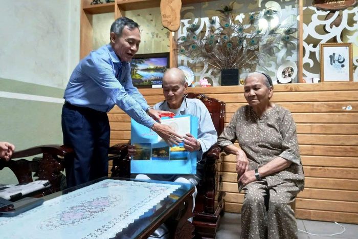 Đồng chí Nguyễn Văn Tám tặng quà cho gia đình thương binh Nguyễn Hường