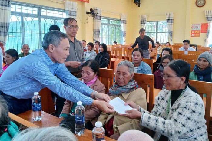 Trưởng Ban Nội chính Tỉnh ủy Nguyễn Văn Tám cùng lãnh đạo xã trao quà cho các gia đình có công với cách mạng