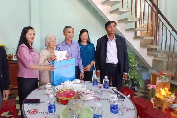 Trưởng Ban Nội chính Tỉnh ủy Nguyễn Văn Tám trao quà cho cụ bà Huỳnh Thị Tiếp, người có công với cách mạng