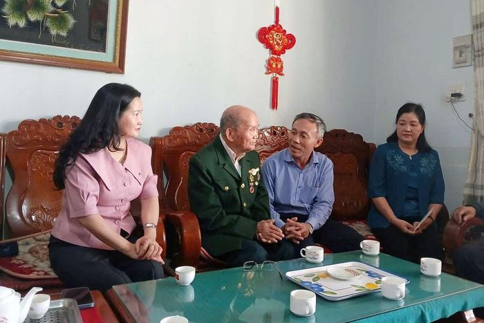 Đồng chí Nguyễn Văn Tám thăm hỏi thương binh Ngô Ngưu, 102 tuổi
