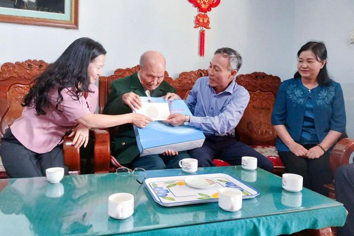 Đồng chí Nguyễn Văn Tám, cùng lãnh đạo Sở Nội vụ, phường Lang Biang - Đà Lạt tặng quà cho thương binh Ngô Ngưu