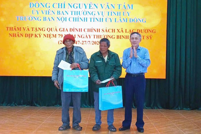 Trưởng Ban Nội chính Tỉnh ủy Nguyễn Văn Tám trao quà cho các thương binh, bệnh binh và người có công tại xã Lạc Dương