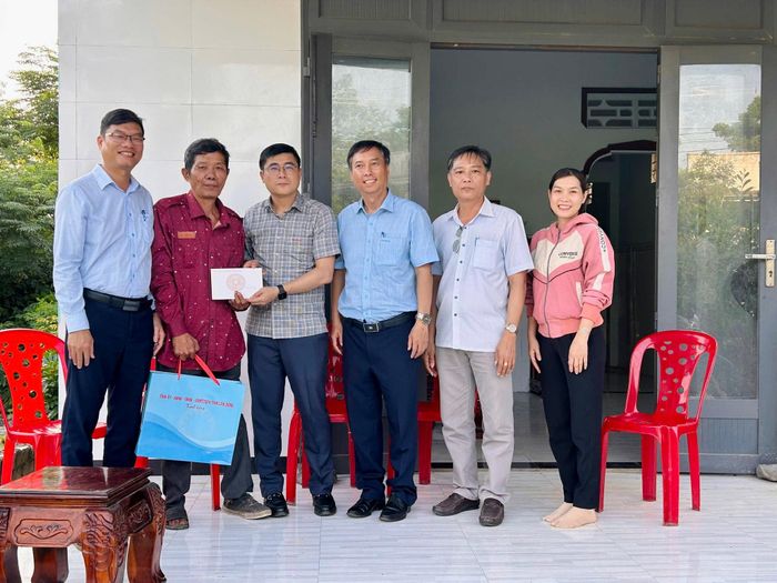 Đồng chí Nguyễn Khắc Bình tặng quà cho ông Lê Ngọc Trai (thôn Tân Mỹ - xã Sơn Mỹ) - bệnh binh 61%
