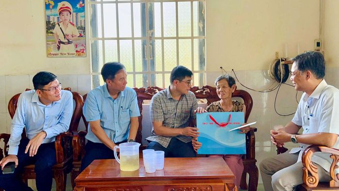 Đồng chí Nguyễn Khắc Bình tặng quà Mẹ Nguyễn Thị Hoa (thôn Thắng Hải, xã Sơn Mỹ) - mẹ liệt sĩ Hoàng Tuấn