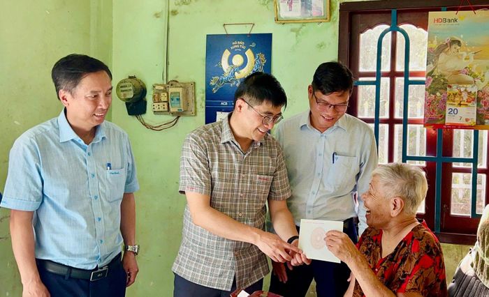 Đồng chí Nguyễn Khắc Bình tặng quà cho gia đình ông Trần Duy Tưởng (thôn Bàu Giêng, xã Sơn Mỹ) - thương binh