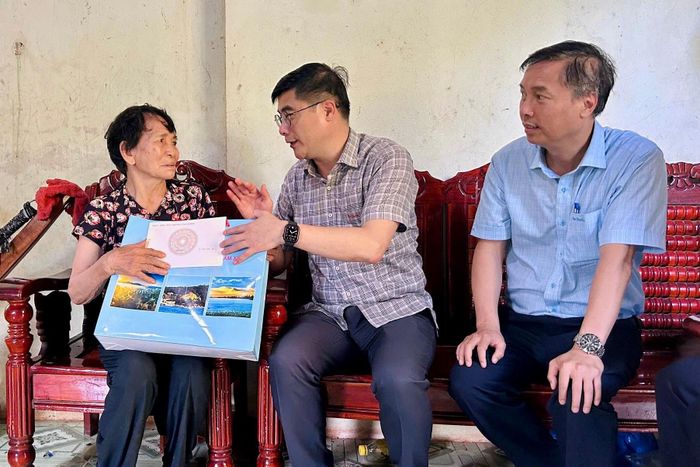 Đồng chí Nguyễn Khắc Bình tặng quà cho bà Trần Thị Mai (thôn Phò Trì, xã Sơn Mỹ) - thương binh