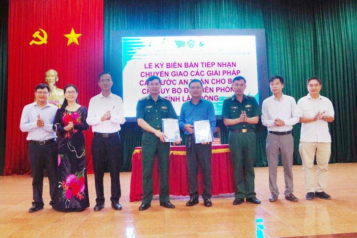 Đại diện Trường Đại học Kinh tế - Luật, Đại học Quốc gia TP Hồ Chí Minh và Ban Chỉ huy BĐBP tỉnh Lâm Đồng bàn giao kết quả thực hiện