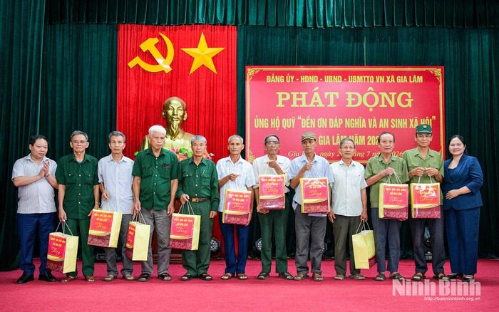 Đồng chí Vũ Hồng Hiên, Ủy viên Ban Thường vụ Tỉnh ủy, Chủ nhiệm Ủy ban Kiểm tra Tỉnh ủy và lãnh đạo xã Gia Lâm trao quà cho đối tượng là thương binh, bệnh binh.
