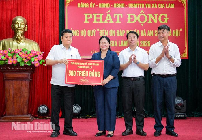 Ông Nguyễn Xuân Thành, Chủ tịch Hiệp hội Doanh nghiệp tỉnh, Chủ tịch Tập đoàn Kinh tế Xuân Thành trao tiền ủng hộ.
