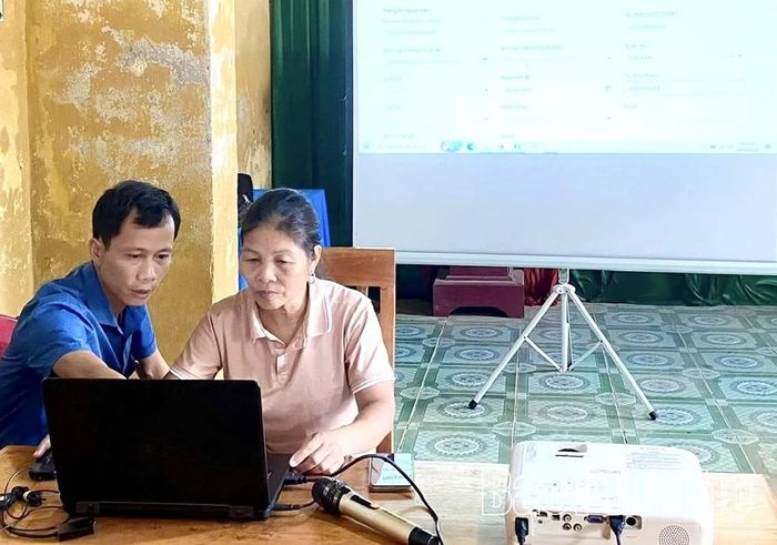 Xã Vân Bán tổ chức tập huấn chuyển đổi số cho người dân.