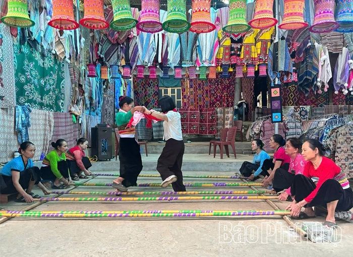 Du lịch cộng đồng tại bản Lác, xã Mai Châu ngoài giữ gìn bản sắc văn hóa, truyền bá văn hóa bản địa đến với du khách còn góp phần phát triển kinh tế, tạo sinh kế mới từ du lịch cho người dân trên địa bàn.