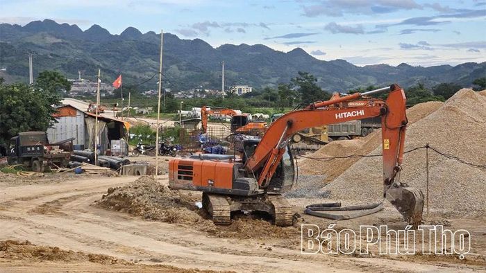 Tập trung các phương tiện đẩy nhanh thi công dự án kết nối đường Trần Hưng Đạo với quốc lộ 6.