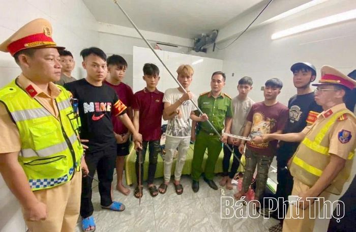 Tổ công tác 191 số 12 phối hợp Công an xã Xuân Lãng kiểm tra phòng trọ - khu vực nhóm thanh thiếu niên đang trốn.