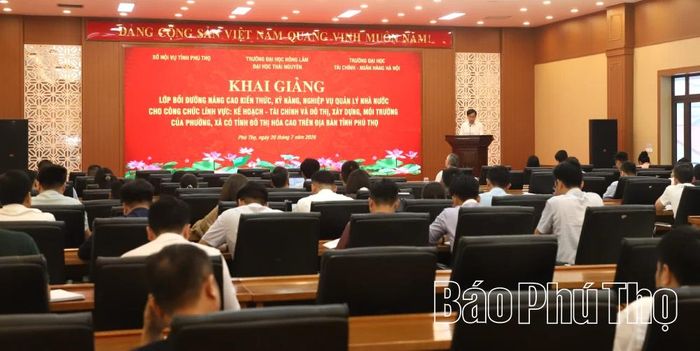 Quan cảnh Lễ khai giảng lớp bồi dưỡng.