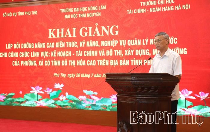 PGS.TS Phạm Minh Khánh - Hiệu trưởng Trường Đại học Tài chính – Ngân hàng Hà Nội phát biểu tại lễ khai giảng lớp bồi dưỡng.