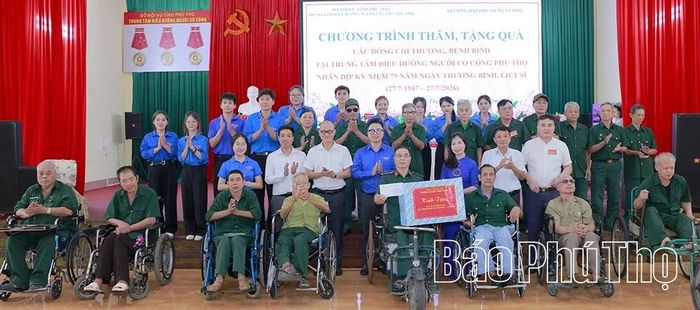 Lãnh đạo, cán bộ, giáo viên, sinh viên Trường Đại học Hùng Vương thăm, tặng quà các thương binh nặng đang điều trị tại Trung tâm Điều dưỡng người có công tỉnh.