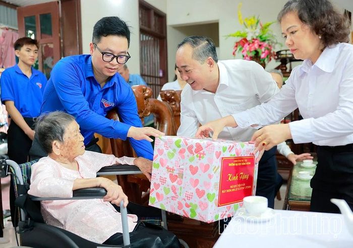 Lãnh đạo, cán bộ, giáo viên, sinh viên Trường Đại học Hùng Vương thăm, tặng quà Mẹ Việt Nam Anh hùng Nguyễn Thị Phước.