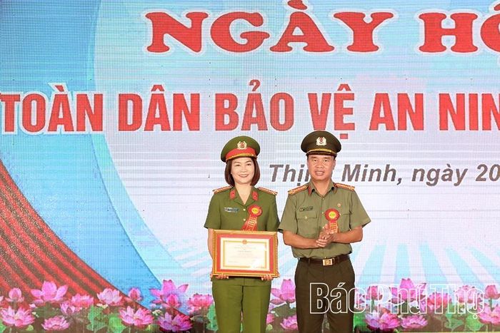 Đại diện lãnh đạo Công an tỉnh tặng Giấy khen của Giám đốc Công an tỉnh cho cá nhân có thành tích trong phong trào Toàn dân bảo vệ ANTQ và Ngày hội Toàn dân bảo vệ ANTQ năm 2026.