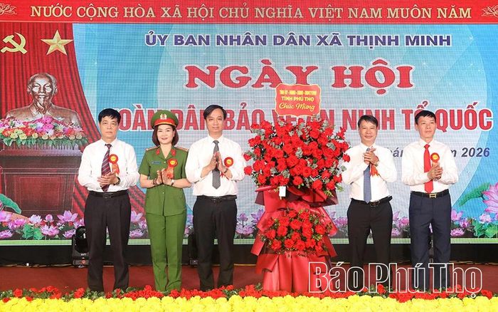 Phó Chủ tịch UBND tỉnh Nguyễn Khắc Hiếu trao tặng lẵng hoa của Tỉnh ủy, HĐND, UBND, Ủy ban MTTQ Việt Nam tỉnh chúc mừng Ngày hội của xã.