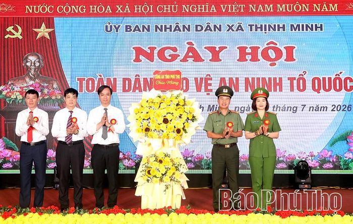 Đại diện lãnh đạo Công an tỉnh Phú Thọ tặng hoa chúc mừng xã Thịnh Minh.