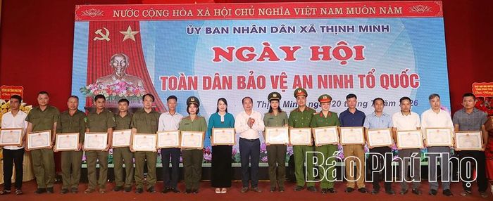 Các tập thể, cá nhân nhận Giấy khen của UBND xã.