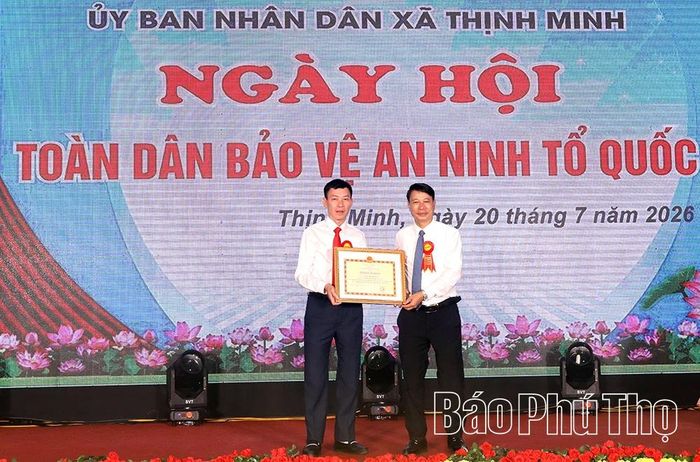 Phó Chủ tịch UBND tỉnh Nguyễn Khắc Hiếu trao Bằng khen của UBND tỉnh cho cá nhân có thành tích trong phong trào Toàn dân bảo vệ ANTQ và Ngày hội Toàn dân bảo vệ ANTQ năm 2026.