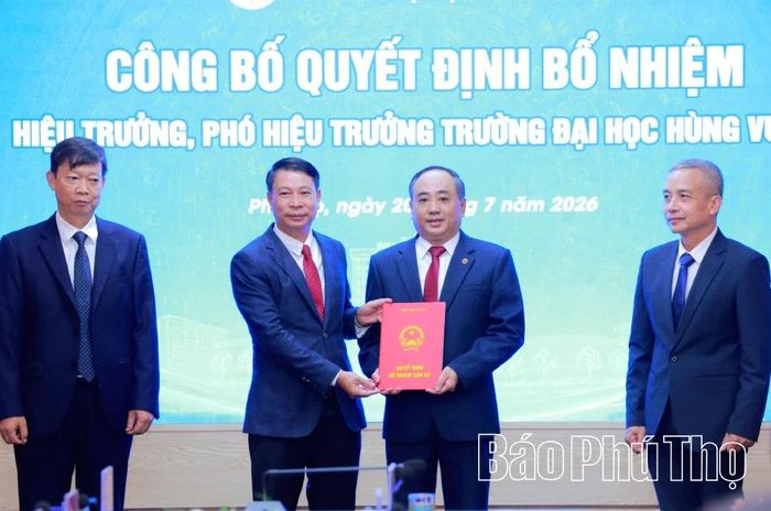 Phó Chủ tịch UBND tỉnh Nguyễn Khắc Hiếu trao Quyết định bổ nhiệm Hiệu trưởng Trường Đại học Hùng Vương đối với đồng chí Đỗ Khắc Thanh.